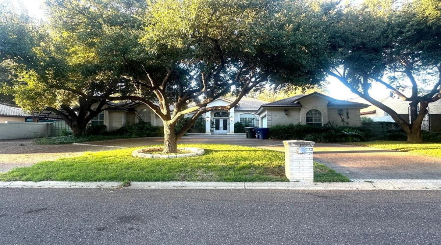 112 Canterbury Ln, Laredo, Texas 78041, 6 Bedrooms Bedrooms, 9 Rooms Rooms,4 BathroomsBathrooms,Residential,For Sale,112 Canterbury Ln,20250564