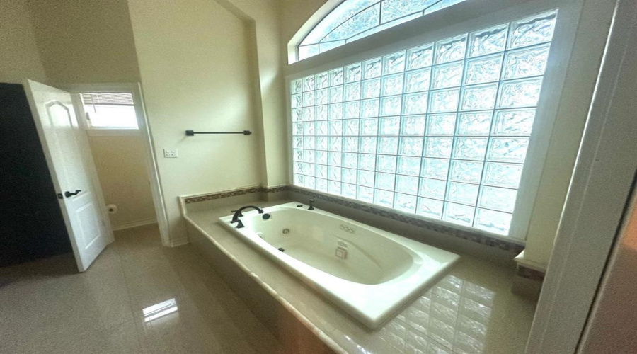 112 Canterbury Ln, Laredo, Texas 78041, 6 Bedrooms Bedrooms, 9 Rooms Rooms,4 BathroomsBathrooms,Residential,For Sale,112 Canterbury Ln,20250564