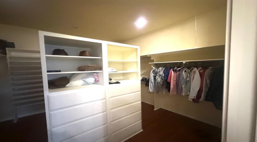 112 Canterbury Ln, Laredo, Texas 78041, 6 Bedrooms Bedrooms, 9 Rooms Rooms,4 BathroomsBathrooms,Residential,For Sale,112 Canterbury Ln,20250564