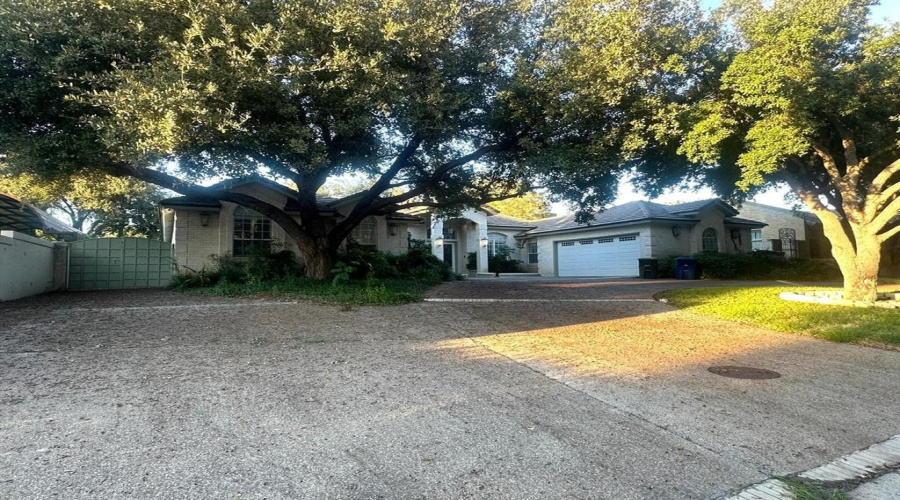 112 Canterbury Ln, Laredo, Texas 78041, 6 Bedrooms Bedrooms, 9 Rooms Rooms,4 BathroomsBathrooms,Residential,For Sale,112 Canterbury Ln,20250564