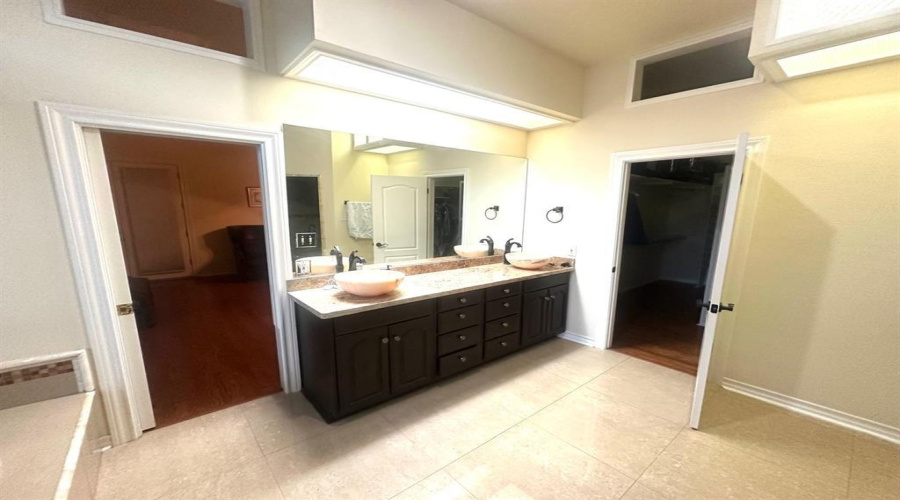 112 Canterbury Ln, Laredo, Texas 78041, 6 Bedrooms Bedrooms, 9 Rooms Rooms,4 BathroomsBathrooms,Residential,For Sale,112 Canterbury Ln,20250564