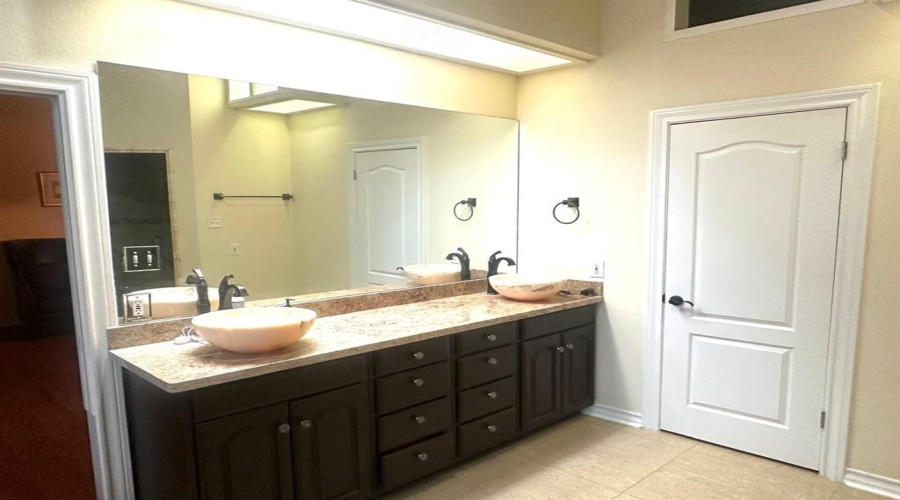 112 Canterbury Ln, Laredo, Texas 78041, 6 Bedrooms Bedrooms, 9 Rooms Rooms,4 BathroomsBathrooms,Residential,For Sale,112 Canterbury Ln,20250564