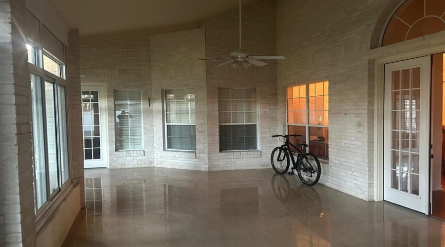 112 Canterbury Ln, Laredo, Texas 78041, 6 Bedrooms Bedrooms, 9 Rooms Rooms,4 BathroomsBathrooms,Residential,For Sale,112 Canterbury Ln,20250564