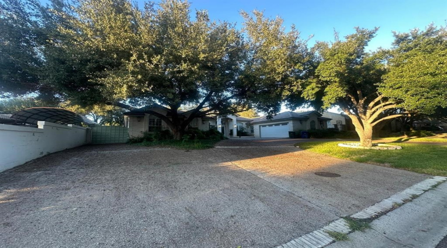 112 Canterbury Ln, Laredo, Texas 78041, 6 Bedrooms Bedrooms, 9 Rooms Rooms,4 BathroomsBathrooms,Residential,For Sale,112 Canterbury Ln,20250564