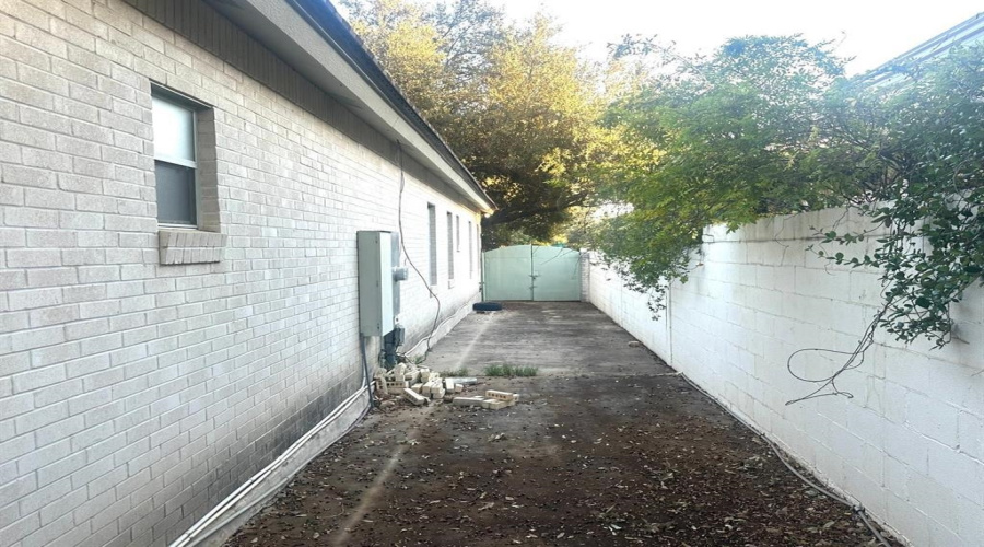 112 Canterbury Ln, Laredo, Texas 78041, 6 Bedrooms Bedrooms, 9 Rooms Rooms,4 BathroomsBathrooms,Residential,For Sale,112 Canterbury Ln,20250564