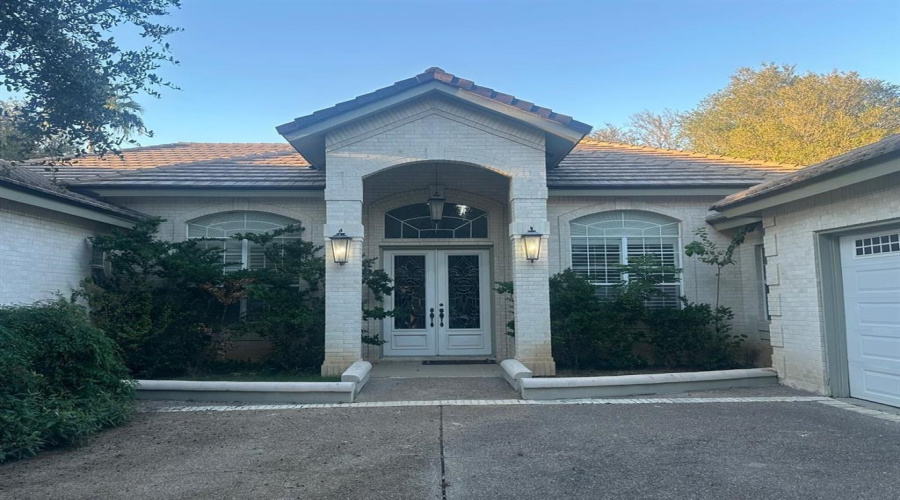 112 Canterbury Ln, Laredo, Texas 78041, 6 Bedrooms Bedrooms, 9 Rooms Rooms,4 BathroomsBathrooms,Residential,For Sale,112 Canterbury Ln,20250564