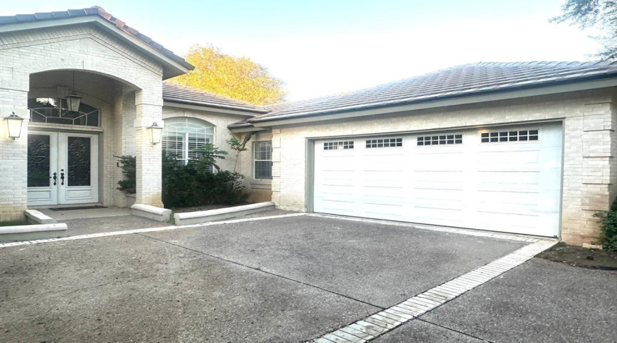 112 Canterbury Ln, Laredo, Texas 78041, 6 Bedrooms Bedrooms, 9 Rooms Rooms,4 BathroomsBathrooms,Residential,For Sale,112 Canterbury Ln,20250564