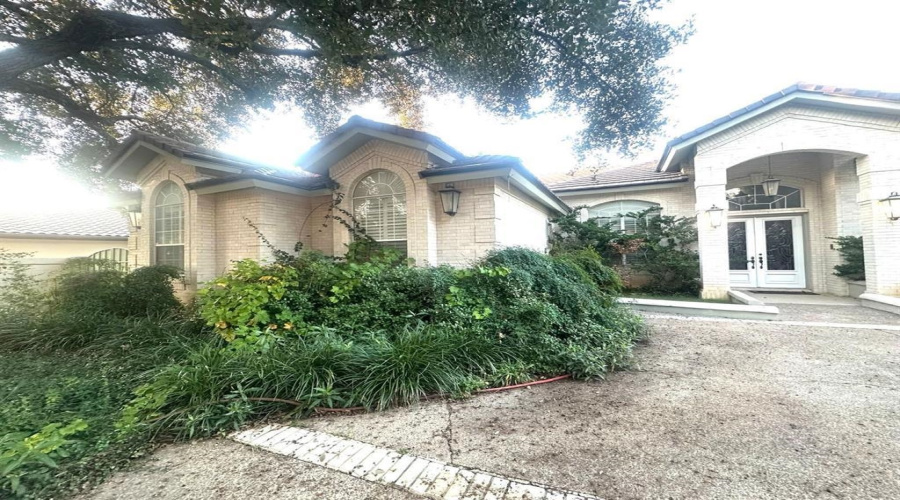 112 Canterbury Ln, Laredo, Texas 78041, 6 Bedrooms Bedrooms, 9 Rooms Rooms,4 BathroomsBathrooms,Residential,For Sale,112 Canterbury Ln,20250564