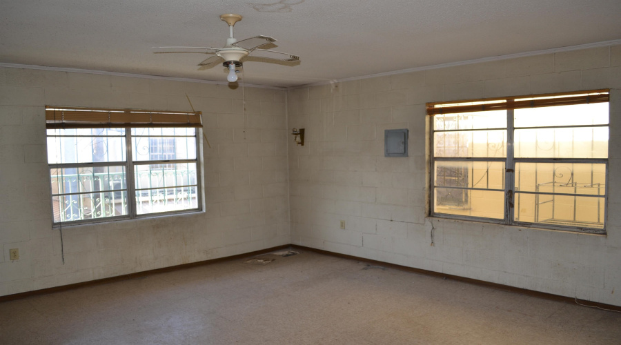 205 Juarez Ave, Laredo, Texas 78040, 1 Room Rooms,4 BathroomsBathrooms,Commercial retail/office,For Sale,205 Juarez Ave,20253818
