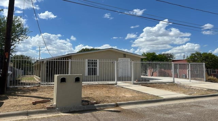 1716 S Bartlett Ave, Laredo, Texas 78046, ,Multi-family,For Sale,1716 S Bartlett Ave,20253807