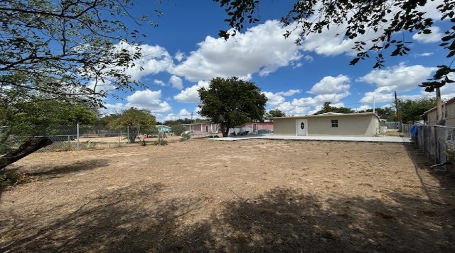 1716 S Bartlett Ave, Laredo, Texas 78046, ,Multi-family,For Sale,1716 S Bartlett Ave,20253807