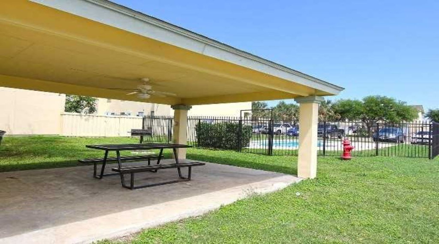 1000 Ranchway Dr, LAREDO, Texas 78045, 3 Bedrooms Bedrooms, 6 Rooms Rooms,3 BathroomsBathrooms,Residential,For Rent,1000 Ranchway Dr,20253806