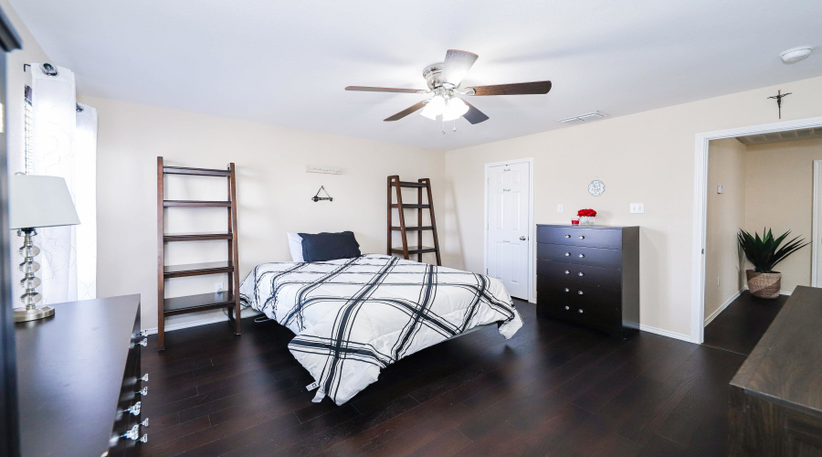 3204 Quintero St, Laredo, Texas 78045, 4 Bedrooms Bedrooms, 9 Rooms Rooms,2 BathroomsBathrooms,Residential,For Sale,3204 Quintero St,20253813