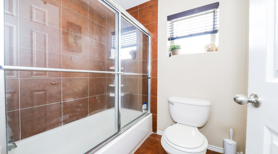 3204 Quintero St, Laredo, Texas 78045, 4 Bedrooms Bedrooms, 9 Rooms Rooms,2 BathroomsBathrooms,Residential,For Sale,3204 Quintero St,20253813