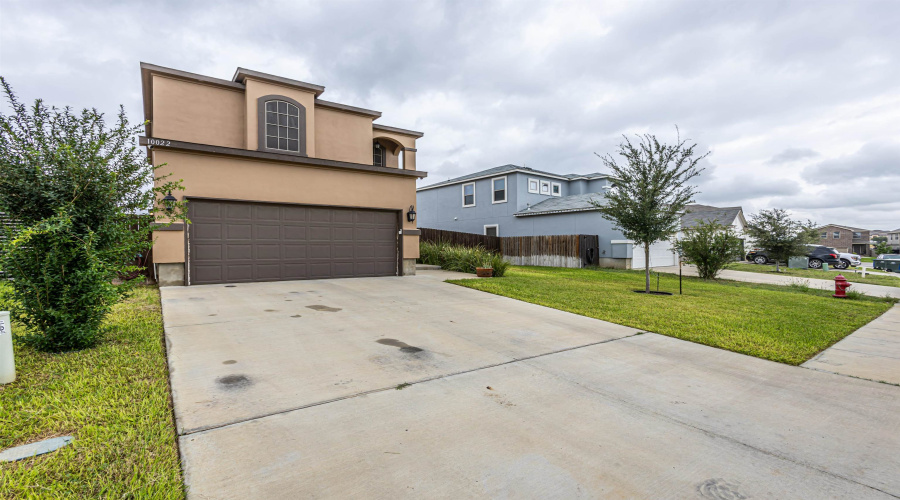 10022 Apparitions Dr., Laredo, Texas 78045, 4 Bedrooms Bedrooms, 7 Rooms Rooms,3 BathroomsBathrooms,Residential,For Sale,10022 Apparitions Dr.,20252915