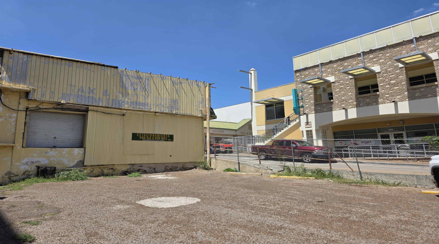 1301 Zaragoza St, Laredo, Texas 78041, 1 Room Rooms,1 BathroomBathrooms,Commercial retail/office,For Rent,1301 Zaragoza St,20253867