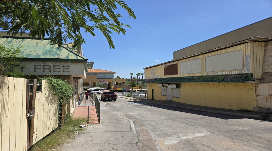 1301 Zaragoza St, Laredo, Texas 78041, 1 Room Rooms,1 BathroomBathrooms,Commercial retail/office,For Rent,1301 Zaragoza St,20253867