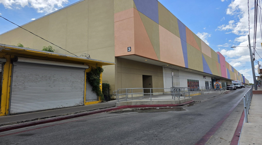 1301 Zaragoza St, Laredo, Texas 78040, 1 Room Rooms,1 BathroomBathrooms,Commercial retail/office,For Rent,1301 Zaragoza St,20253868