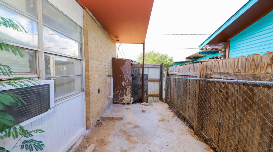 1001 Reynolds St, Laredo, Texas 78040, ,Multi-family,For Sale,1001 Reynolds St,20253977