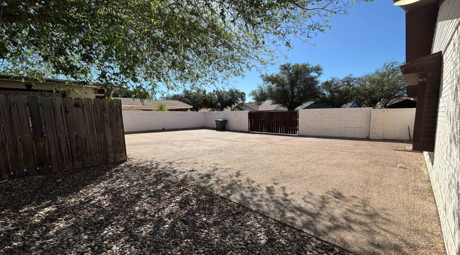 113 Ashton Lp, Laredo, Texas 78045, 4 Bedrooms Bedrooms, 7 Rooms Rooms,2 BathroomsBathrooms,Residential,For Sale,113 Ashton Lp,20253847