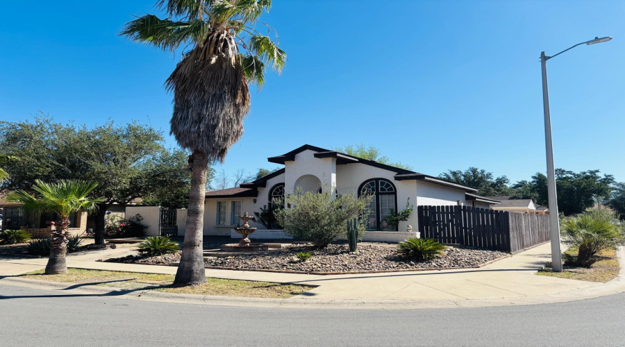 113 Ashton Lp, Laredo, Texas 78045, 4 Bedrooms Bedrooms, 7 Rooms Rooms,2 BathroomsBathrooms,Residential,For Sale,113 Ashton Lp,20253847