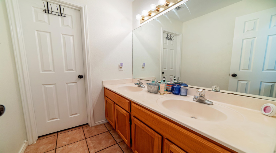 2139 Lima Lp, Laredo, Texas 78045, 5 Bedrooms Bedrooms, 7 Rooms Rooms,2 BathroomsBathrooms,Residential,For Sale,2139 Lima Lp,20253890