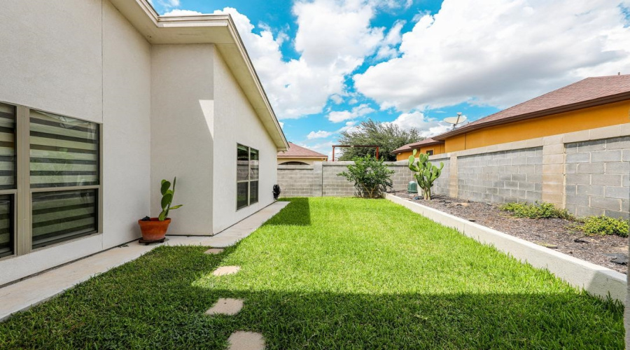 1107 Harlan St, Laredo, Texas 78045, 3 Bedrooms Bedrooms, 7 Rooms Rooms,2 BathroomsBathrooms,Residential,For Sale,1107 Harlan St,20253894