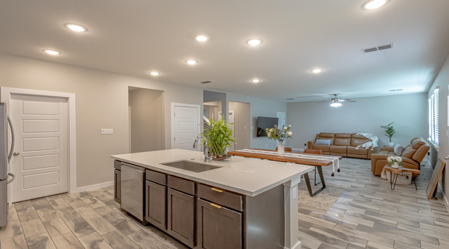 1615 Sambar Lp, Laredo, Texas 78045, 3 Bedrooms Bedrooms, 6 Rooms Rooms,2 BathroomsBathrooms,Residential,For Sale,1615 Sambar Lp,20253900