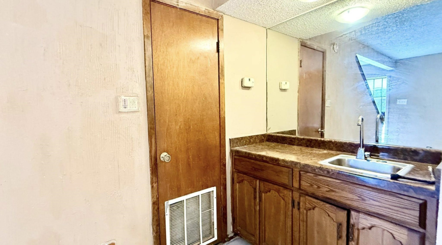 2600 E Montgomery St, Laredo, Texas 78043, 4 Bedrooms Bedrooms, 6 Rooms Rooms,2 BathroomsBathrooms,Residential,For Sale,2600 E Montgomery St,20253916