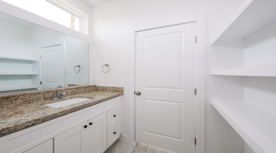 3911 Casa Blanca Lake Rd, Laredo, Texas 78041, 3 Bedrooms Bedrooms, 5 Rooms Rooms,2 BathroomsBathrooms,Residential,For Rent,3911 Casa Blanca Lake Rd,20253921