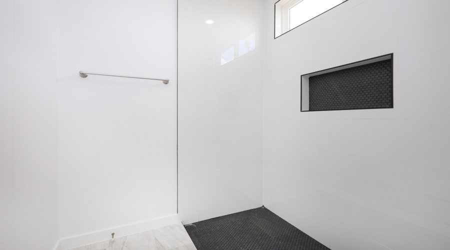 3911 Casa Blanca Lake Rd, Laredo, Texas 78041, 3 Bedrooms Bedrooms, 5 Rooms Rooms,2 BathroomsBathrooms,Residential,For Rent,3911 Casa Blanca Lake Rd,20253921