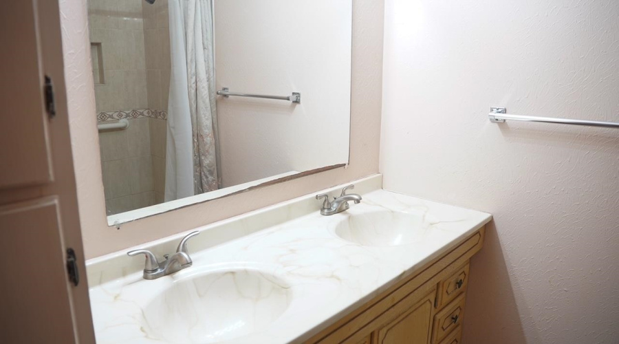 711 W North Ave, Hebbronville, Texas 78361, 3 Bedrooms Bedrooms, 6 Rooms Rooms,2 BathroomsBathrooms,Residential,For Sale,711 W North Ave,20253925