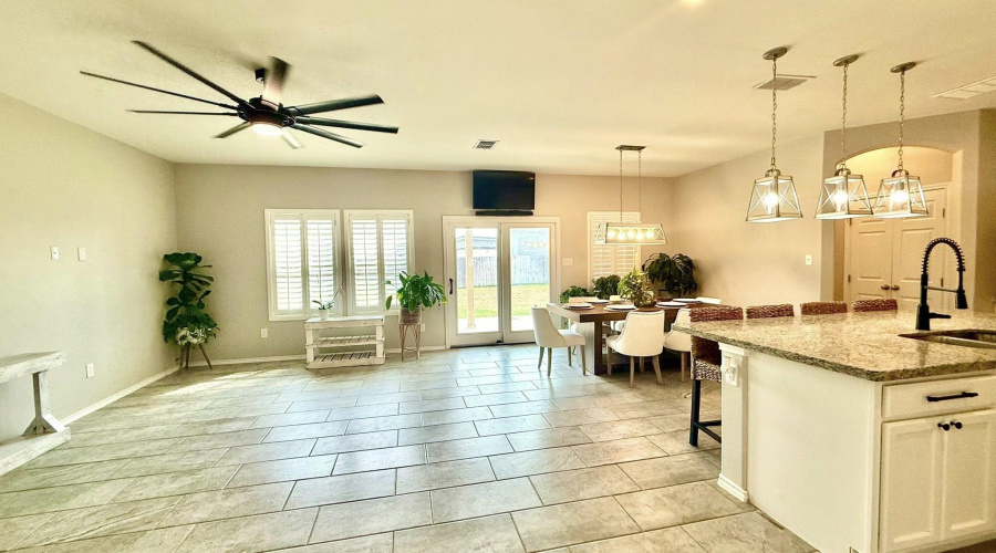 1006 Kus Dr., Laredo, Texas 78045, 4 Bedrooms Bedrooms, 7 Rooms Rooms,2 BathroomsBathrooms,Residential,For Sale,1006 Kus Dr.,20253926