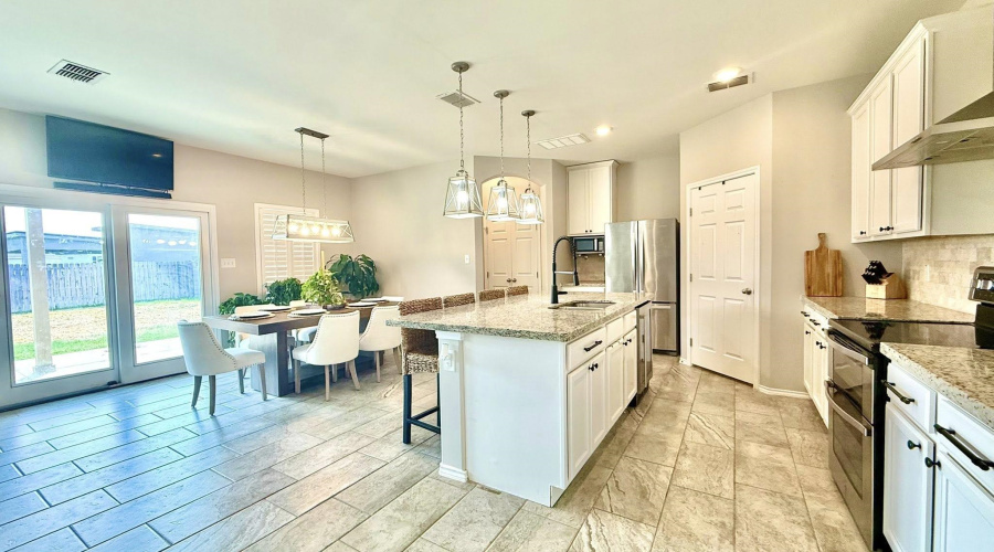 1006 Kus Dr., Laredo, Texas 78045, 4 Bedrooms Bedrooms, 7 Rooms Rooms,2 BathroomsBathrooms,Residential,For Sale,1006 Kus Dr.,20253926