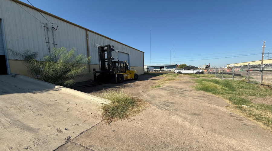 1819 Shea St, Laredo, Texas 78040, 1 Bedroom Bedrooms, 1 Room Rooms,2 BathroomsBathrooms,Commercial/industrial,For Rent,1819 Shea St,20254185