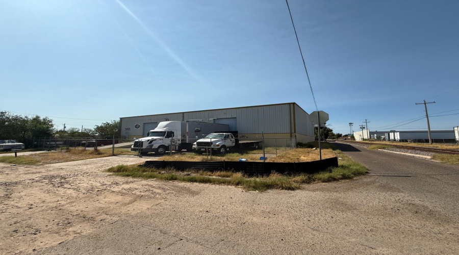 1819 Shea St, Laredo, Texas 78040, 1 Bedroom Bedrooms, 1 Room Rooms,2 BathroomsBathrooms,Commercial/industrial,For Rent,1819 Shea St,20254185