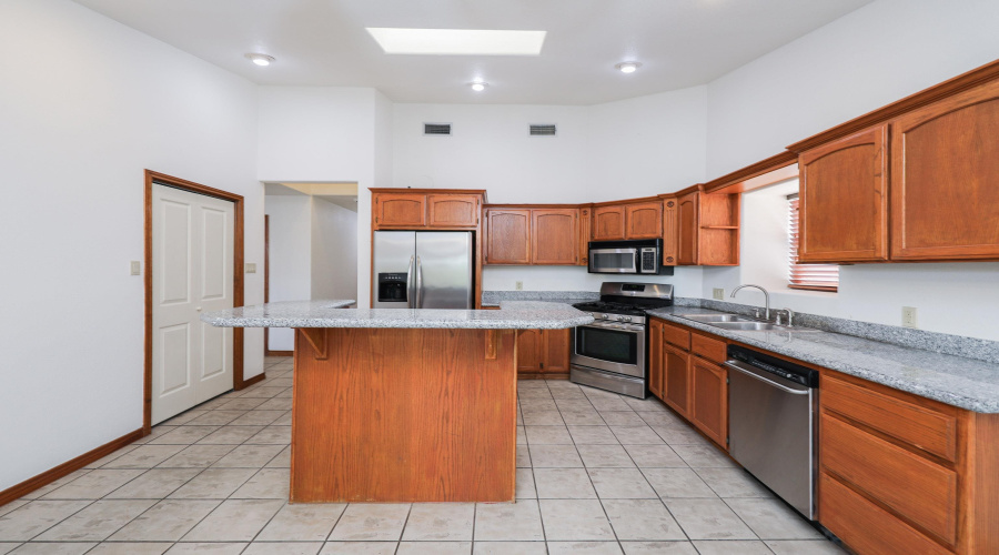 9808 SunCrest Ct, Laredo, Texas 78045, 3 Bedrooms Bedrooms, 6 Rooms Rooms,2 BathroomsBathrooms,Residential,For Sale,9808 SunCrest Ct,20253936