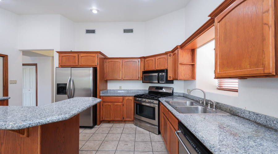 9808 SunCrest Ct, Laredo, Texas 78045, 3 Bedrooms Bedrooms, 6 Rooms Rooms,2 BathroomsBathrooms,Residential,For Sale,9808 SunCrest Ct,20253936