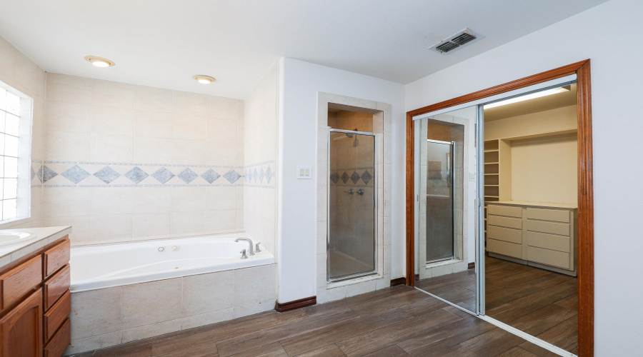 9808 SunCrest Ct, Laredo, Texas 78045, 3 Bedrooms Bedrooms, 6 Rooms Rooms,2 BathroomsBathrooms,Residential,For Sale,9808 SunCrest Ct,20253936