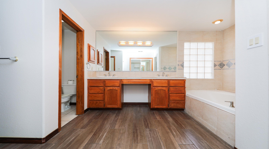 9808 SunCrest Ct, Laredo, Texas 78045, 3 Bedrooms Bedrooms, 6 Rooms Rooms,2 BathroomsBathrooms,Residential,For Sale,9808 SunCrest Ct,20253936