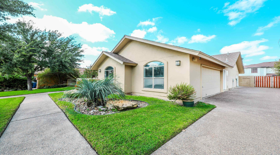 9808 SunCrest Ct, Laredo, Texas 78045, 3 Bedrooms Bedrooms, 6 Rooms Rooms,2 BathroomsBathrooms,Residential,For Sale,9808 SunCrest Ct,20253936
