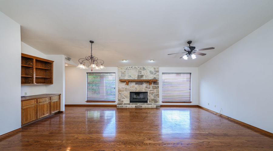 9808 SunCrest Ct, Laredo, Texas 78045, 3 Bedrooms Bedrooms, 6 Rooms Rooms,2 BathroomsBathrooms,Residential,For Sale,9808 SunCrest Ct,20253936