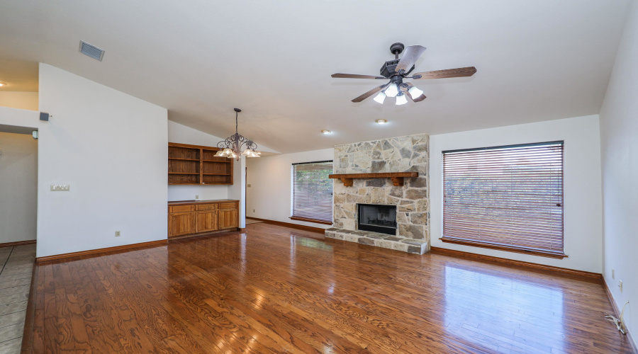 9808 SunCrest Ct, Laredo, Texas 78045, 3 Bedrooms Bedrooms, 6 Rooms Rooms,2 BathroomsBathrooms,Residential,For Sale,9808 SunCrest Ct,20253936