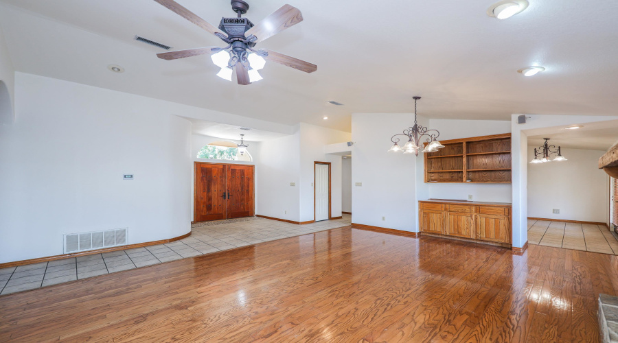 9808 SunCrest Ct, Laredo, Texas 78045, 3 Bedrooms Bedrooms, 6 Rooms Rooms,2 BathroomsBathrooms,Residential,For Sale,9808 SunCrest Ct,20253936