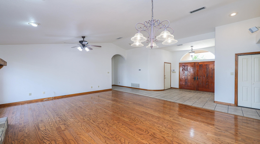 9808 SunCrest Ct, Laredo, Texas 78045, 3 Bedrooms Bedrooms, 6 Rooms Rooms,2 BathroomsBathrooms,Residential,For Sale,9808 SunCrest Ct,20253936