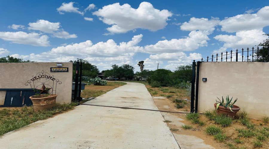 20655 U.S. Hwy 83 North, Laredo, Texas 78045, 1 Bedroom Bedrooms, 51 Rooms Rooms,4 BathroomsBathrooms,Commercial/industrial,For Sale,20655 U.S. Hwy 83 North,20254187