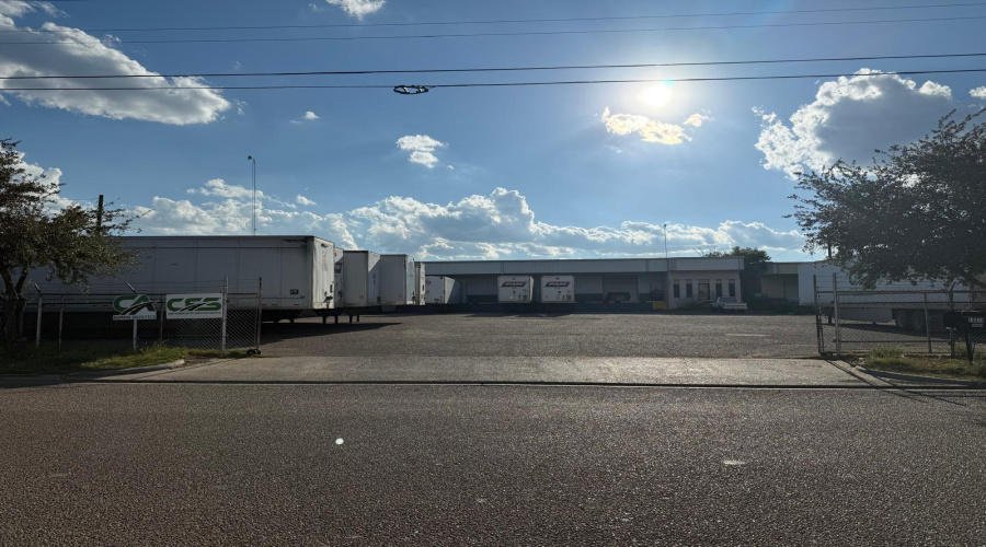 14414 Industry Ave, LAREDO, Texas 78045, 1 Bedroom Bedrooms, 11 Rooms Rooms,2 BathroomsBathrooms,Commercial/industrial,For Rent,14414 Industry Ave,20254260