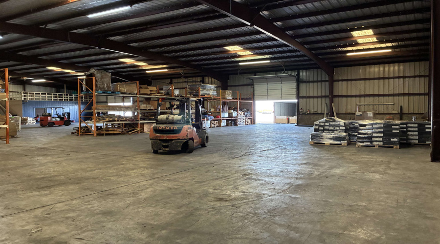 14414 Industry Ave, LAREDO, Texas 78045, 1 Bedroom Bedrooms, 11 Rooms Rooms,2 BathroomsBathrooms,Commercial/industrial,For Rent,14414 Industry Ave,20254260