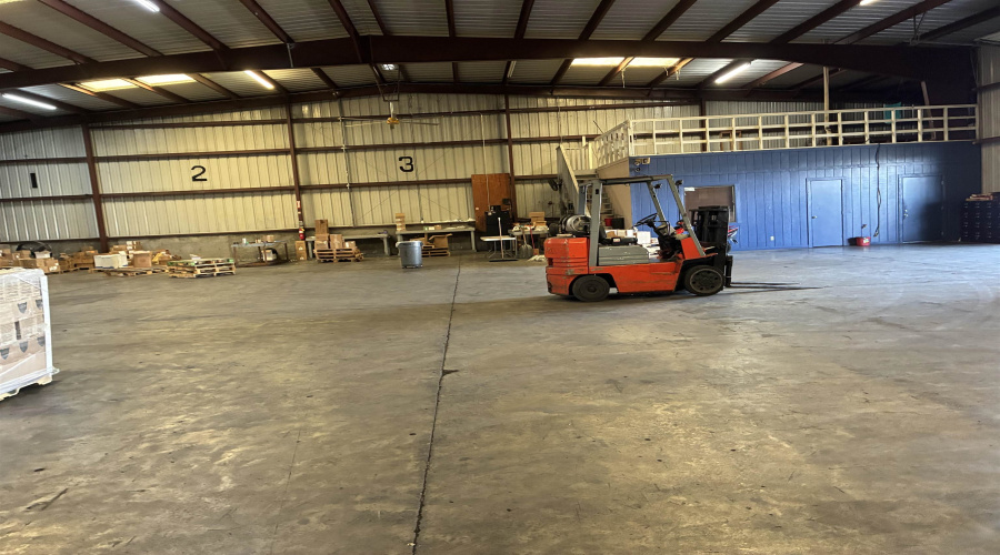 14414 Industry Ave, LAREDO, Texas 78045, 1 Bedroom Bedrooms, 11 Rooms Rooms,2 BathroomsBathrooms,Commercial/industrial,For Rent,14414 Industry Ave,20254260