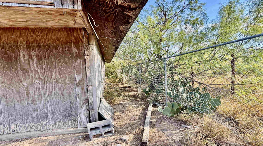 530 Morales, EL Cenizo, Texas 78046, 2 Bedrooms Bedrooms, 4 Rooms Rooms,1 BathroomBathrooms,Residential,For Sale,530 Morales,20253995